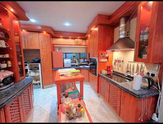 4 BEDROOM TOWNHOUSE FOR SALE IN MANABA BEACH